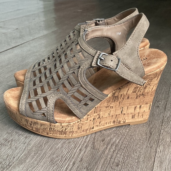 🎉HP🎉Like New Maurices Woman’s Francie Gray Strappy Cork Wedge Heels - Picture 3 of 9